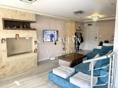 Dnevni boravak; kamin, drveni pod