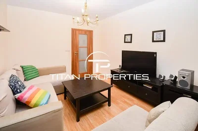 Soggiorno; stile moderno, pavimento in legno, luce naturale