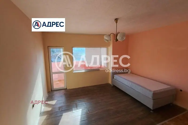 Schlafzimmer; holzboden, tageslicht