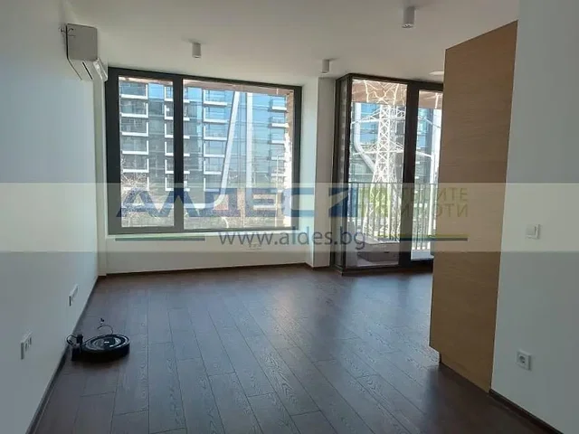 Salon; widok, podłoga drewniana, światło dzienne