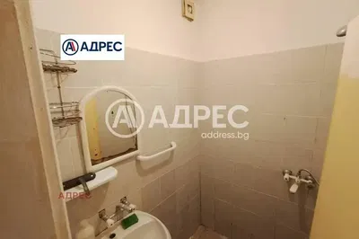 Toilette; fliesenboden, renovierungsbedürftig, tageslicht