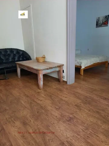 Spavaća soba; drveni pod, rustikalni stil