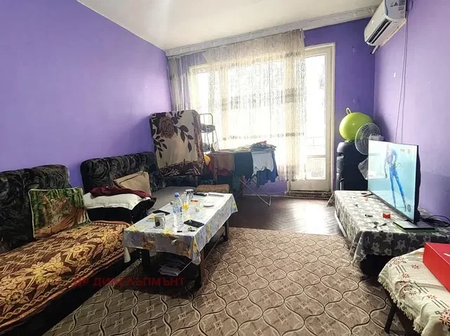 Obývačka; prirodzené svetlo, rustikálny štýl