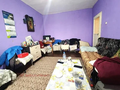 Obývačka; potrebná rekonštrukcia, tmavý interiér