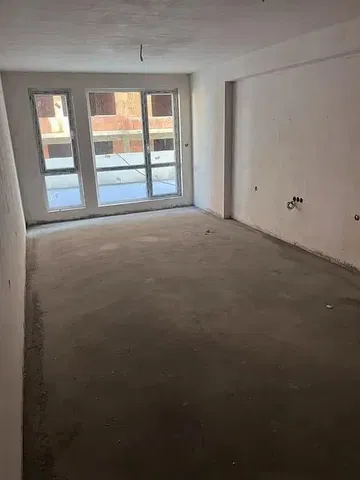 Ostale; potrebna renovacija, prirodna svjetlost