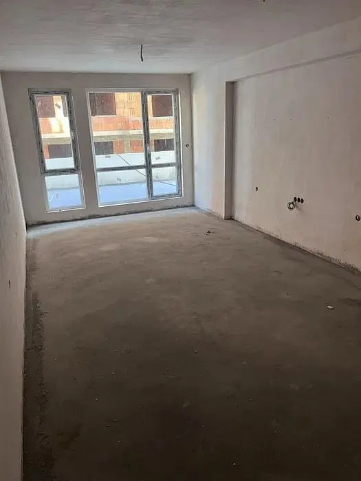 Ostale; potrebna renovacija, prirodna svjetlost