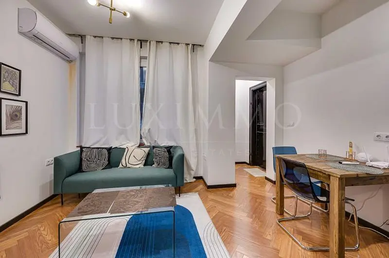 Dnevni boravak; moderan stil, drveni pod, prirodna svjetlost