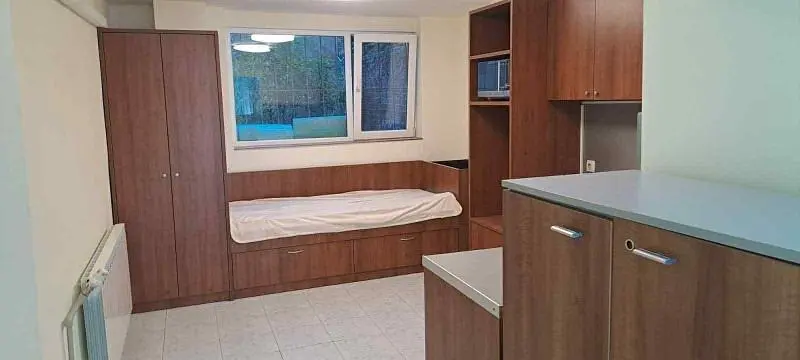 Kuhinja; pločice, drveni pod