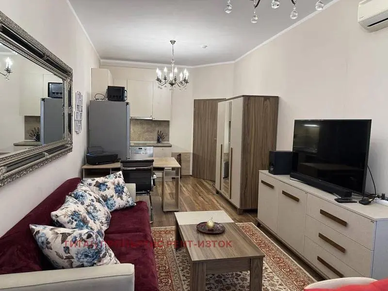 Dnevni boravak; prirodna svjetlost, moderan stil, drveni pod