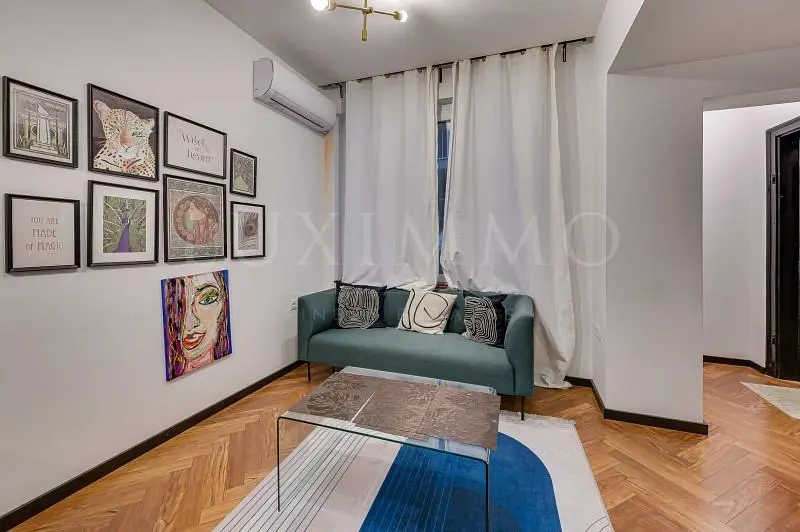 Dnevni boravak; drveni pod, prirodna svjetlost, moderan stil