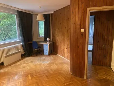 Spavaća soba; drveni pod, prirodna svjetlost, pogled