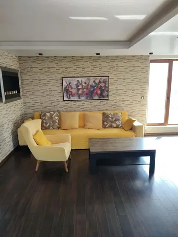 Dnevni boravak; prirodna svjetlost, moderan stil, drveni pod