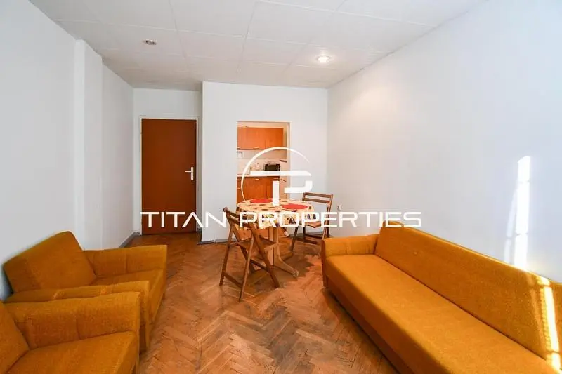 Dnevni boravak; drveni pod, prirodna svjetlost