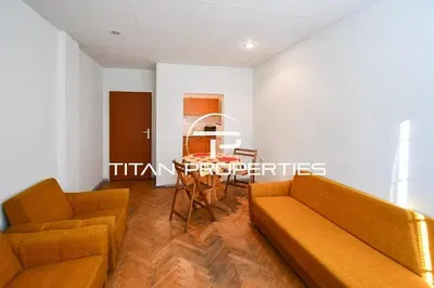 Dnevni boravak; drveni pod, prirodna svjetlost