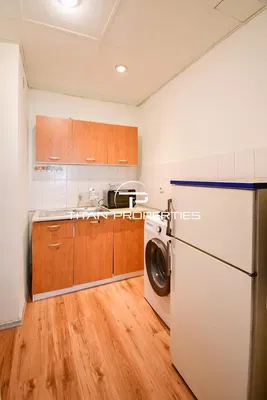 Kuhinja; kućanski aparati, drveni pod