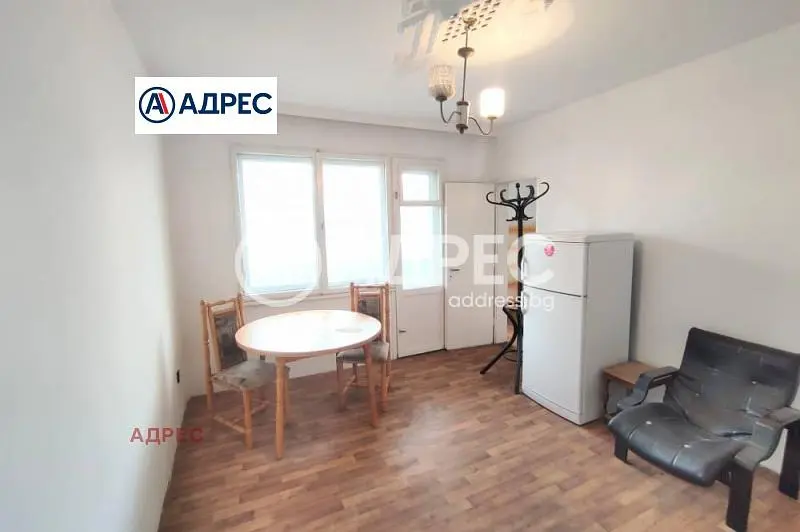 Kuhinja; drveni pod, prirodna svjetlost