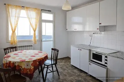 Kuhinja; kućanski aparati, pločice, prirodna svjetlost