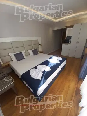 Spálňa; drevená podlaha, moderný štýl