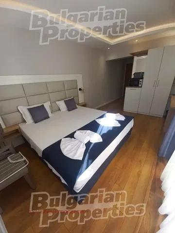 Spálňa; drevená podlaha, moderný štýl