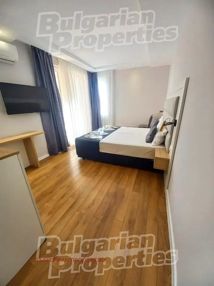 Spálňa; drevená podlaha, prirodzené svetlo
