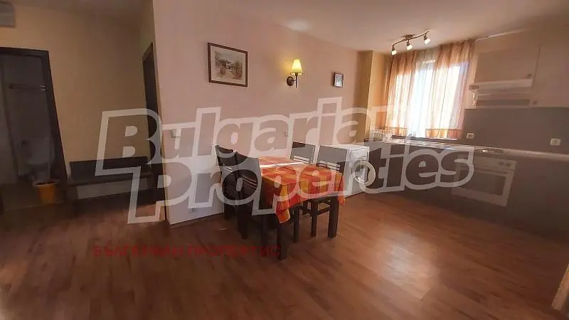 Kuhinja; drveni pod, prirodna svjetlost, kućanski aparati