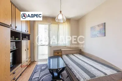 Spavaća soba; drveni pod, prirodna svjetlost, moderan stil