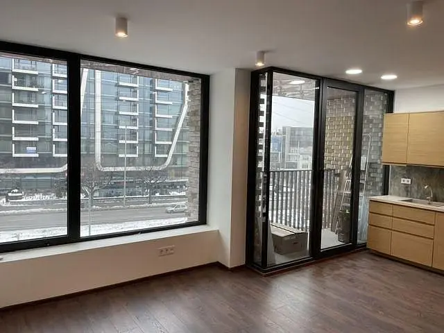 Kuchyňa; výhľad, prirodzené svetlo, drevená podlaha