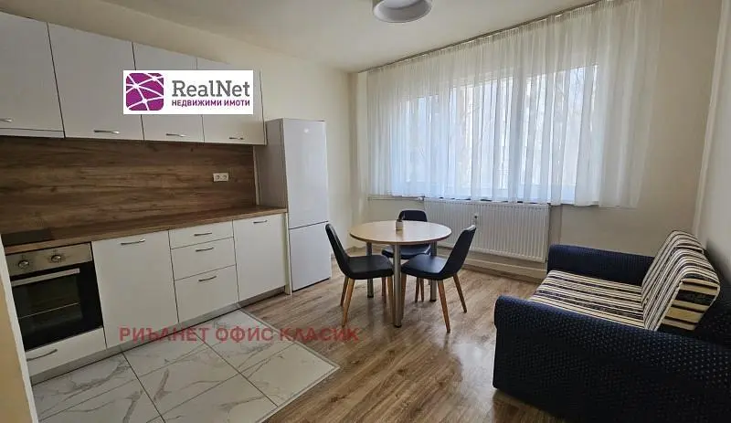 Kuhinja; kućanski aparati, pločice, drveni pod, prirodna svjetlost