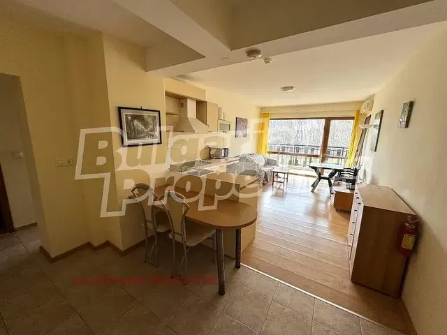 Kuhinja; pogled, drveni pod, prirodna svjetlost