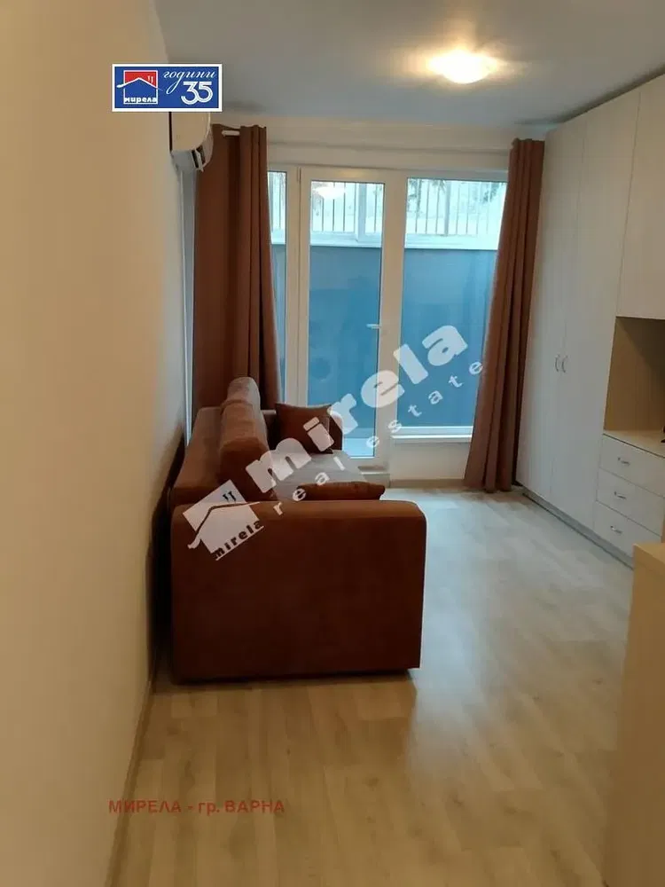 Dnevni boravak; drveni pod, prirodna svjetlost