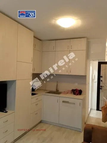 Kuchyňa; kuchynské spotrebiče, po rekonštrukcii, drevená podlaha, prirodzené svetlo