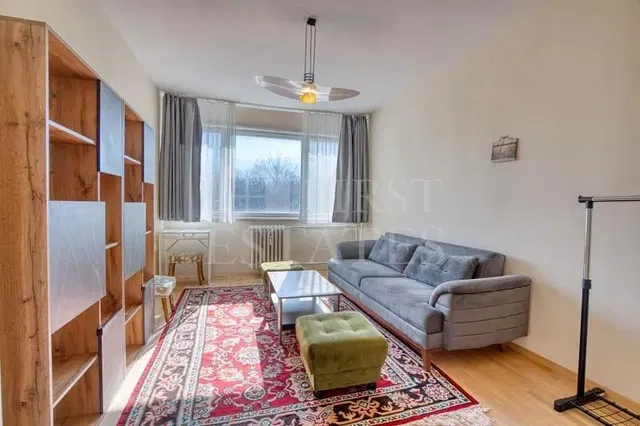 Obývačka; výhľad, drevená podlaha, prirodzené svetlo, moderný štýl