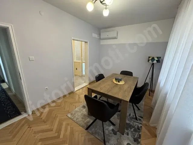 Jedáleň; drevená podlaha, prirodzené svetlo