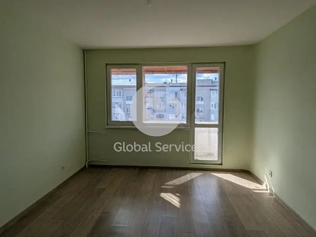 Obývačka; výhľad, drevená podlaha, prirodzené svetlo