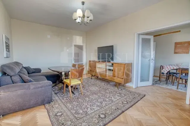 Obývačka; drevená podlaha, prirodzené svetlo, rustikálny štýl