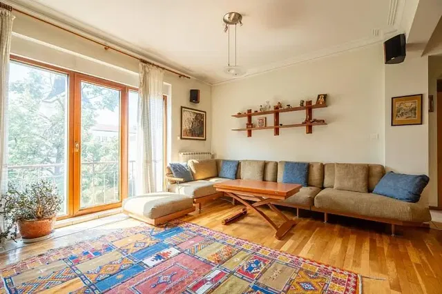 Obývačka; prirodzené svetlo, drevená podlaha, moderný štýl