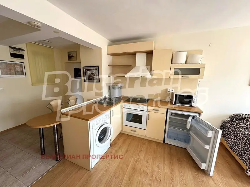 Kuhinja; kućanski aparati, drveni pod, prirodna svjetlost, moderan stil