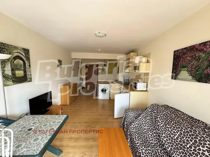 Dnevni boravak; kućanski aparati, prirodna svjetlost