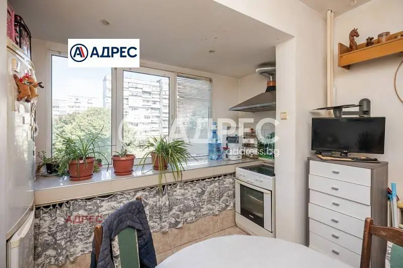 Kuhinja; kućanski aparati, prirodna svjetlost, moderan stil