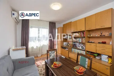 Dnevni boravak; drveni pod, prirodna svjetlost, moderan stil