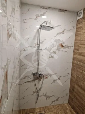 Kupaonica; pločice, prirodna svjetlost, renoviran