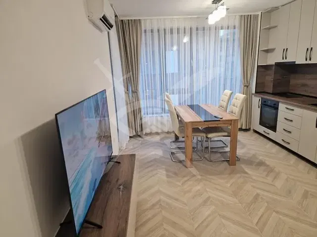 Kuchyňa; moderný štýl, prirodzené svetlo, dlažba