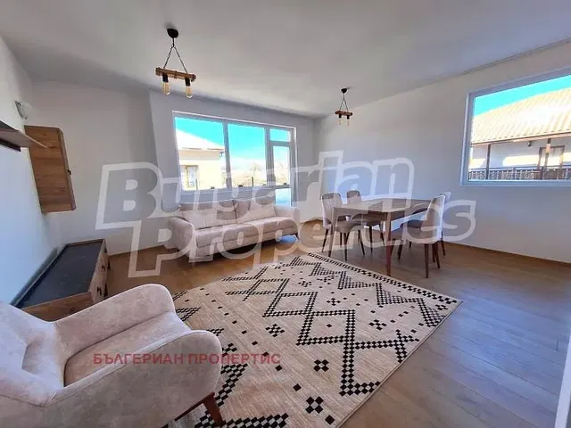 Obývačka; výhľad, drevená podlaha, prirodzené svetlo, moderný štýl