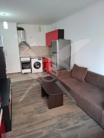 Cucina; elettrodomestici, pavimento in piastrelle, luce naturale