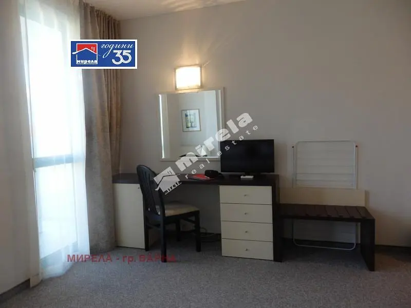 Spavaća soba; prirodna svjetlost, moderan stil