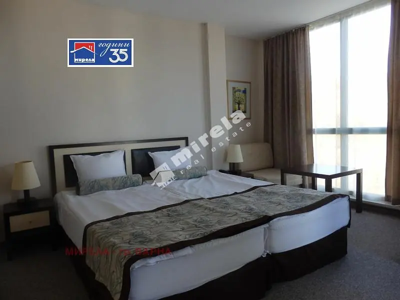 Spavaća soba; prirodna svjetlost, moderan stil