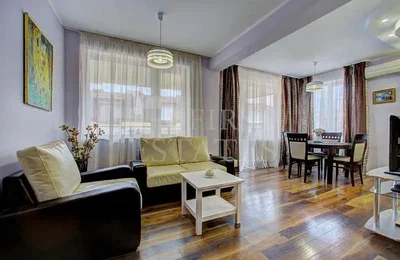 Dnevni boravak; drveni pod, prirodna svjetlost, moderan stil