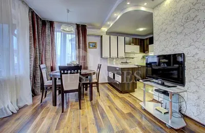 Kuhinja; drveni pod, prirodna svjetlost, moderan stil