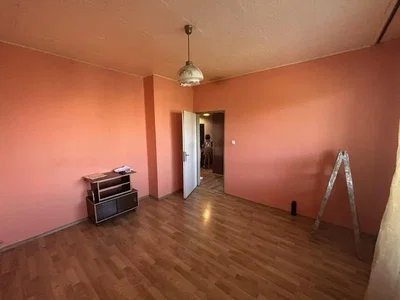 Wohnzimmer; holzboden, renovierungsbedürftig, tageslicht