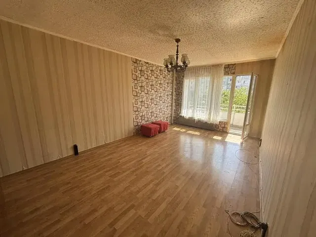 Obývačka; drevená podlaha, prirodzené svetlo, výhľad